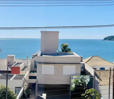 A planta de 950 Apartamento em Bombinhas com 3 dormitórios. VISTA PARA O MAR