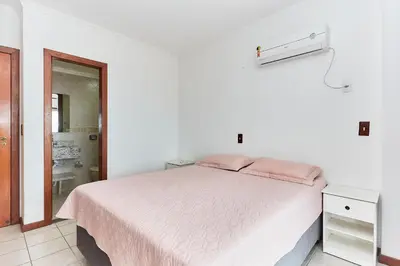A planta de 950 Apartamento em Bombinhas com 3 dormitórios. VISTA PARA O MAR