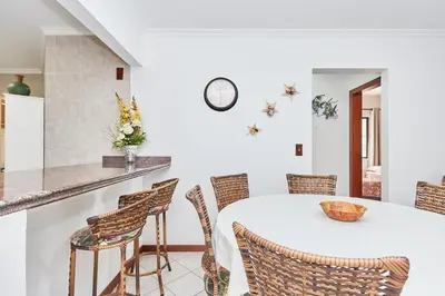 A planta de 950 Apartamento em Bombinhas com 3 dormitórios. VISTA PARA O MAR