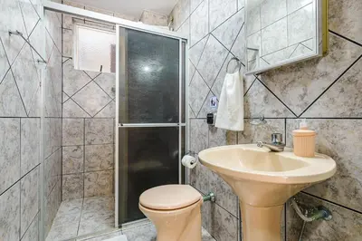 Uma casa de banho em Apto c/ varanda a 250m da praia de Mariscal CIT0066