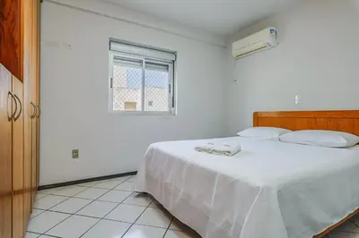 Uma cama ou camas num quarto em Apto c/ varanda a 250m da praia de Mariscal CIT0066