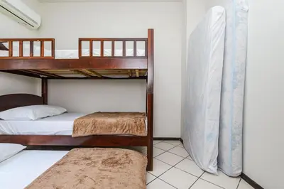 Uma cama ou camas num quarto em Apto c/ varanda a 250m da praia de Mariscal CIT0066