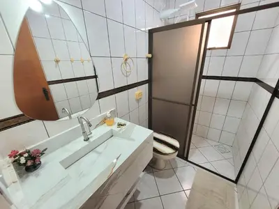 Uma casa de banho em Apartamento 200 metros da praia 03 quartos com ar condicionado - Meia Praia - Itapema