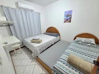 Uma cama ou camas num quarto em Apartamento 200 metros da praia 03 quartos com ar condicionado - Meia Praia - Itapema