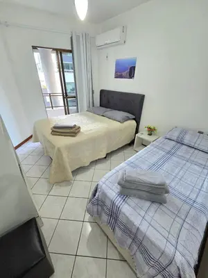 Uma cama ou camas num quarto em Apartamento 200 metros da praia 03 quartos com ar condicionado - Meia Praia - Itapema