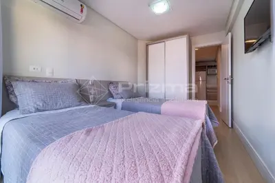 Uma cama ou camas num quarto em Boulevard 123 D - Apartamento com 3 dormitórios em elegante condomínio com piscina aquecida na praia do centro de Bombinhas
