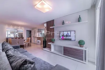 Uma televisão e/ou sistema de entretenimento em Boulevard 123 D - Apartamento com 3 dormitórios em elegante condomínio com piscina aquecida na praia do centro de Bombinhas