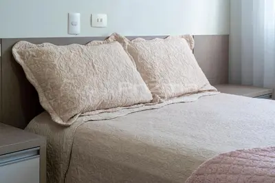 Uma cama ou camas num quarto em Boulevard 123 D - Apartamento com 3 dormitórios em elegante condomínio com piscina aquecida na praia do centro de Bombinhas