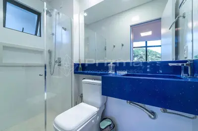 Uma casa de banho em 304 Bl 02 - WaldGarten Bombinhas - 50m do Mar e Frente Avenida - Condomínio de Alto Padrão - Piscina - Academia - Salão de jogos