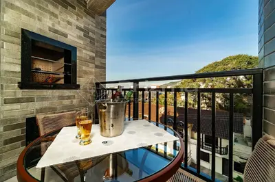 Uma varanda ou terraço em 304 Bl 02 - WaldGarten Bombinhas - 50m do Mar e Frente Avenida - Condomínio de Alto Padrão - Piscina - Academia - Salão de jogos