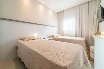 Uma cama ou camas num quarto em 505 Bl 03 - WaldGarten Bombinhas - 50 m do Mar e Frente Avenida - Condomínio de Alto Padrão - Piscina - Academia - Salão de jogos