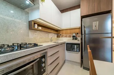 A cozinha ou kitchenette de 306 Bl 03 - WaldGarten Bombinhas - 50 m do Mar e Frente Avenida - Condomínio de Alto Padrão - Piscina - Academia - Salão de jogos