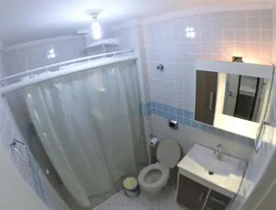 Uma casa de banho em Apartamento Bombas