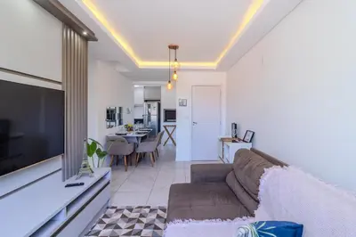 Uma televisão e/ou sistema de entretenimento em Apartamento novo, próximo às praias e centro de eventos