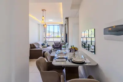 Uma área de estar em Apartamento novo, próximo às praias e centro de eventos