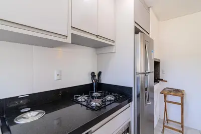 A cozinha ou kitchenette de Apartamento novo, próximo às praias e centro de eventos