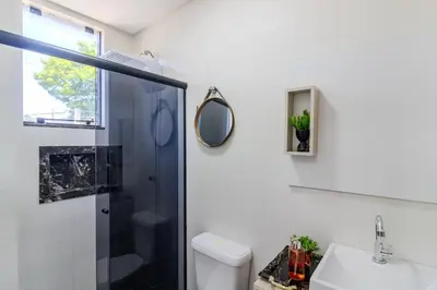 Uma casa de banho em Apartamento novo, próximo às praias e centro de eventos