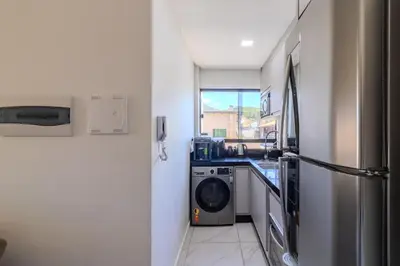 A cozinha ou kitchenette de Apartamento novo, próximo às praias e centro de eventos