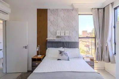 Uma cama ou camas num quarto em Apartamento novo, próximo às praias e centro de eventos