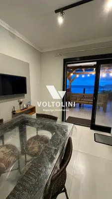 Uma televisão e/ou sistema de entretenimento em 02 APARTAMENTO TÉRREO BEIRA MAR - Apto 02