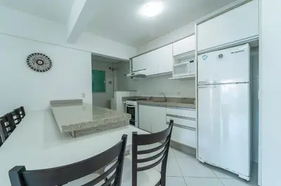 A cozinha ou kitchenette de Apartamento 2 dormitórios no centro de Bombinhas com 1 suite