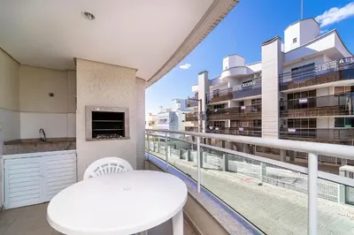 Uma varanda ou terraço em Apartamento 2 dormitórios no centro de Bombinhas com 1 suite