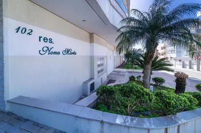 Um jardim no exterior de Apartamento 2 dormitórios no centro de Bombinhas com 1 suite