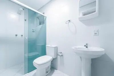 Uma casa de banho em Apartamento 2 dormitórios no centro de Bombinhas com 1 suite
