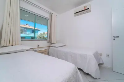 Uma cama ou camas num quarto em Apartamento 2 dormitórios no centro de Bombinhas com 1 suite
