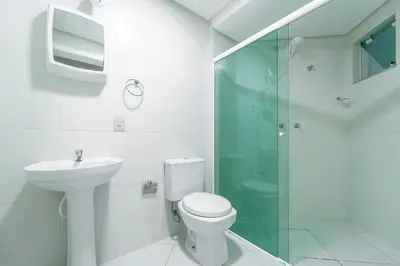 Uma casa de banho em Apartamento 2 dormitórios no centro de Bombinhas com 1 suite