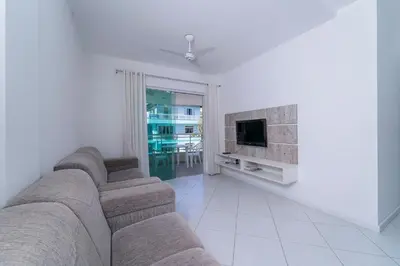 Uma televisão e/ou sistema de entretenimento em Apartamento 2 dormitórios no centro de Bombinhas com 1 suite