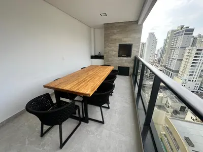 Uma televisão e/ou sistema de entretenimento em Ap Meia Praia Luxuoso na Aluguejaah