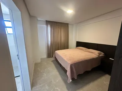 Uma cama ou camas num quarto em Ap Meia Praia Luxuoso na Aluguejaah