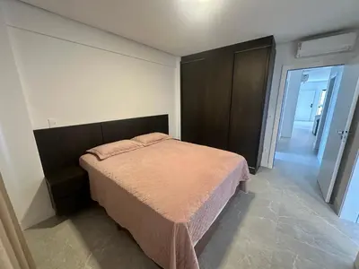 Uma cama ou camas num quarto em Ap Meia Praia Luxuoso na Aluguejaah