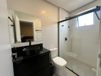 Uma casa de banho em Ap Meia Praia Luxuoso na Aluguejaah
