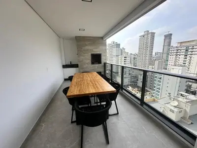 Uma televisão e/ou sistema de entretenimento em Ap Meia Praia Luxuoso na Aluguejaah