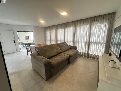 Uma televisão e/ou sistema de entretenimento em Ap Meia Praia Luxuoso na Aluguejaah