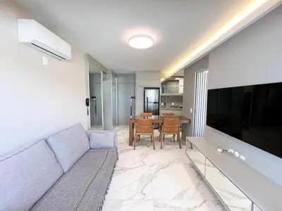 Uma televisão e/ou sistema de entretenimento em Excelente AP Pé na areia Vista mar
