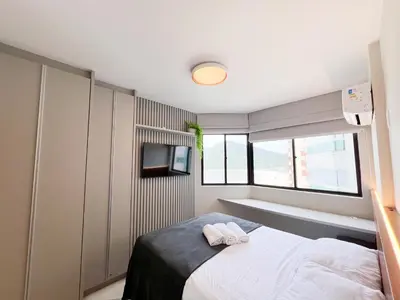 Uma cama ou camas num quarto em Excelente AP Pé na areia Vista mar