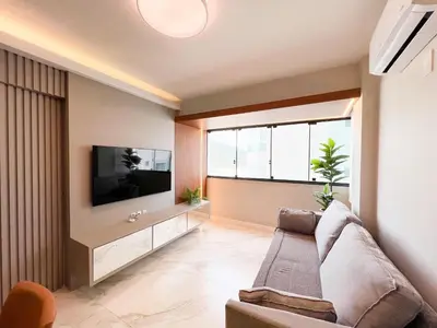 Uma televisão e/ou sistema de entretenimento em Excelente AP Pé na areia Vista mar