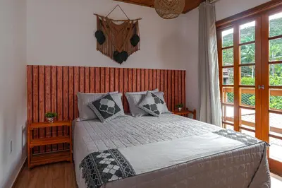 Uma cama ou camas num quarto em Praia do Estaleiro-BC, 2 vagas, Ar, Churras e Pet Friendly