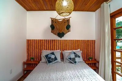 Uma cama ou camas num quarto em Praia do Estaleiro-BC, 2 vagas, Ar, Churras e Pet Friendly