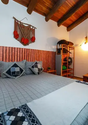 Uma cama ou camas num quarto em Charmoso chalé 5min da Praia do Estaleiro Churras&Pet OK