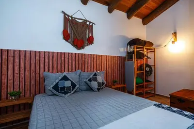 Uma cama ou camas num quarto em Charmoso chalé 5min da Praia do Estaleiro Churras&Pet OK