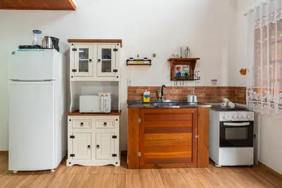 A cozinha ou kitchenette de BC Praia Estaleiro - 2 Vagas, Ar, Churras e Pet OK