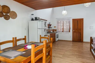 A cozinha ou kitchenette de BC Praia Estaleiro - 2 Vagas, Ar, Churras e Pet OK