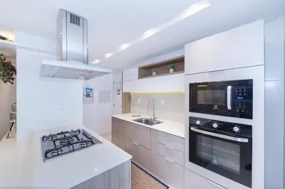 A cozinha ou kitchenette de Punta Blu 202v2 – Vista para o Mar de Bombinhas