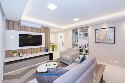 Uma televisão e/ou sistema de entretenimento em Punta Blu 202v2 – Vista para o Mar de Bombinhas