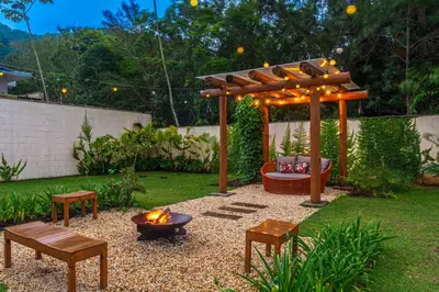 Um jardim no exterior de Refúgio a 5min da Praia-2 vagas, Pet OK & Churras