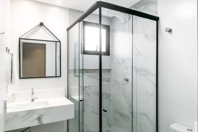 Uma casa de banho em Casa Requinte, 4 suítes com Piscina Privativa, BC